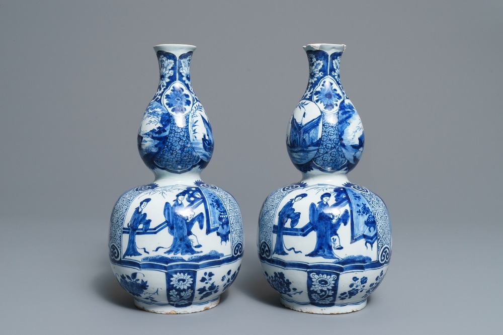 Een paar blauwwitte Delftse kalebasvazen met chinoiserie decor, 18e eeuw